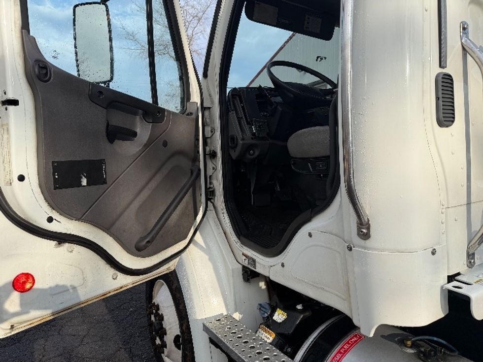 Day Cab Tractor-Heavy Duty Tractors-Freightliner-2016-M211242S-Manassas-VA-141,128\n\t\tmiles-$ 14,000 - Image 9