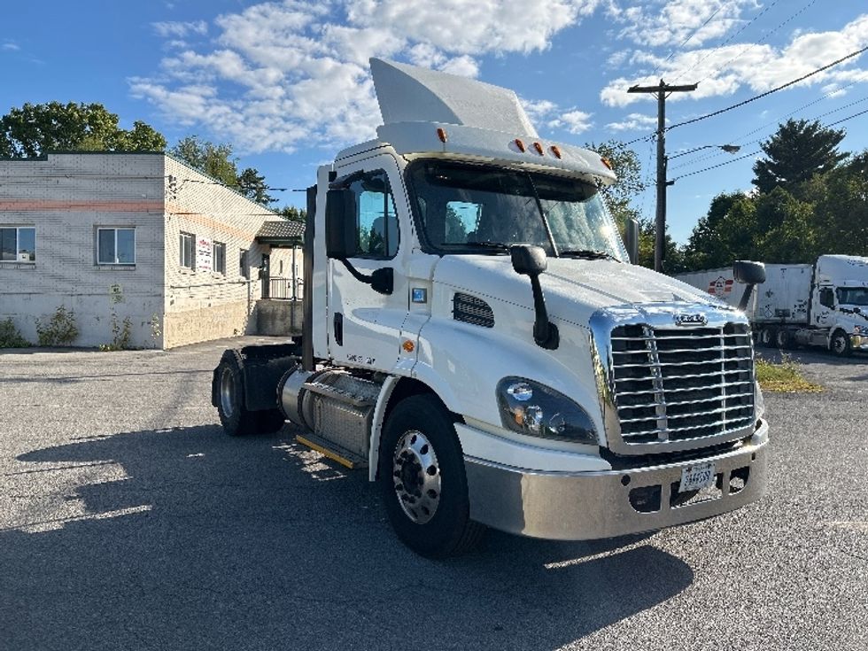 Day Cab Tractor-Heavy Duty Tractors-Freightliner-2017-Cascadia 11342ST-Albany-NY-378,824\n\t\tmiles-$ 26,750 - Image 1