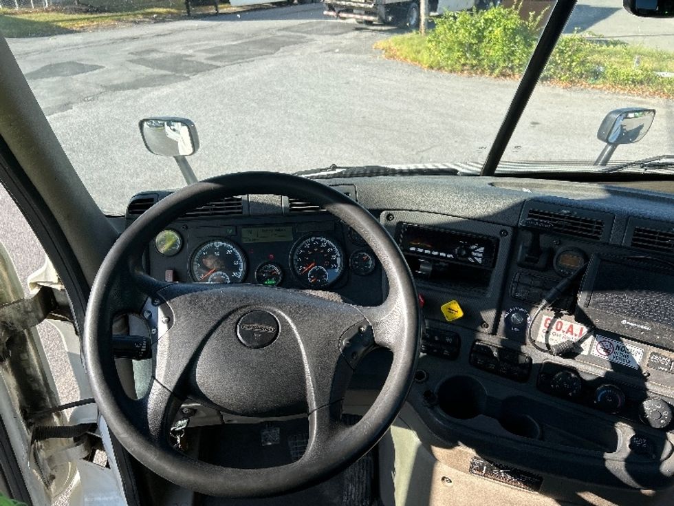 Day Cab Tractor-Heavy Duty Tractors-Freightliner-2017-Cascadia 11342ST-Albany-NY-378,824\n\t\tmiles-$ 26,750 - Image 11