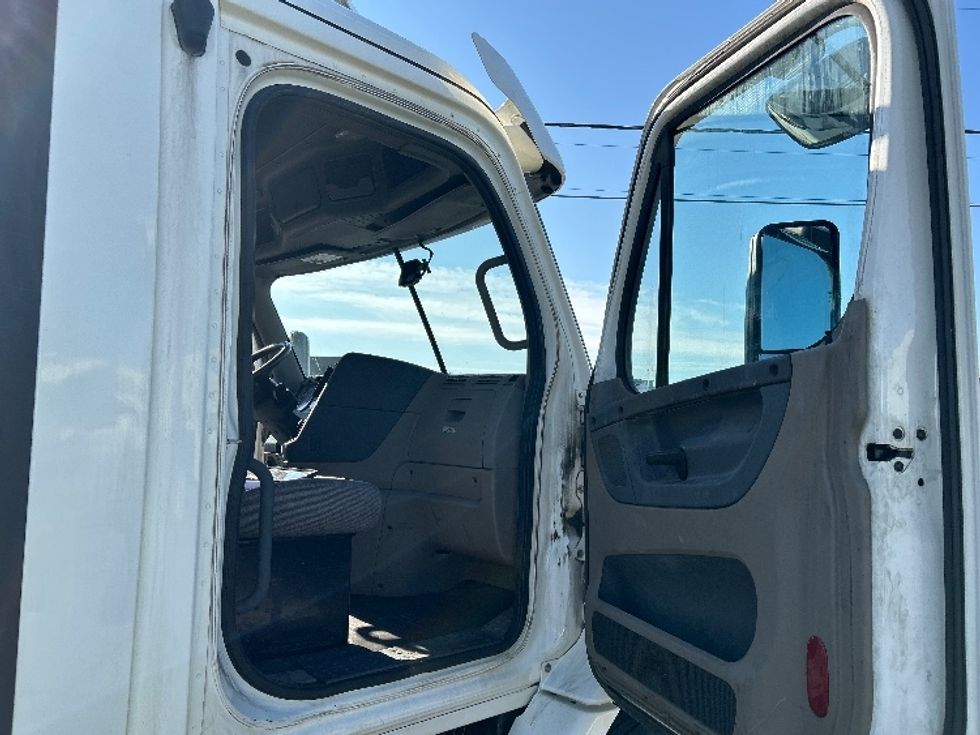 Day Cab Tractor-Heavy Duty Tractors-Freightliner-2017-Cascadia 11342ST-Albany-NY-378,824\n\t\tmiles-$ 26,750 - Image 12