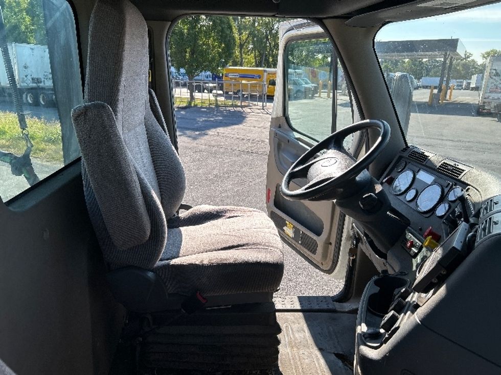 Day Cab Tractor-Heavy Duty Tractors-Freightliner-2017-Cascadia 11342ST-Albany-NY-378,824\n\t\tmiles-$ 26,750 - Image 14