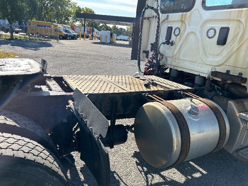 Day Cab Tractor-Heavy Duty Tractors-Freightliner-2017-Cascadia 11342ST-Albany-NY-378,824\n\t\tmiles-$ 26,750 - Image 17