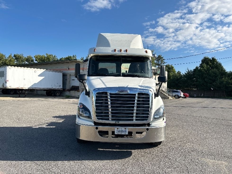 Day Cab Tractor-Heavy Duty Tractors-Freightliner-2017-Cascadia 11342ST-Albany-NY-378,824\n\t\tmiles-$ 26,750 - Image 2