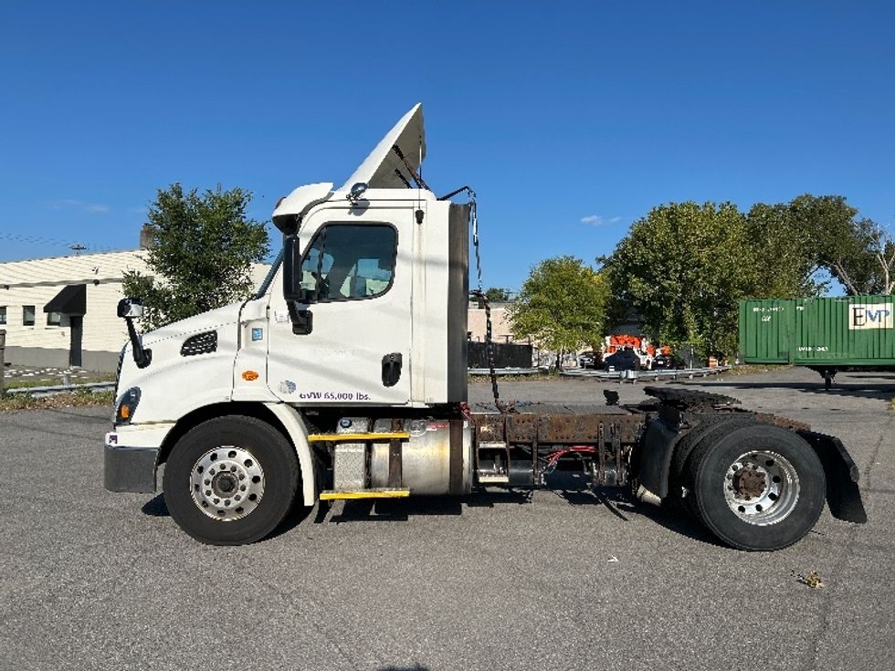 Day Cab Tractor-Heavy Duty Tractors-Freightliner-2017-Cascadia 11342ST-Albany-NY-378,824\n\t\tmiles-$ 26,750 - Image 4