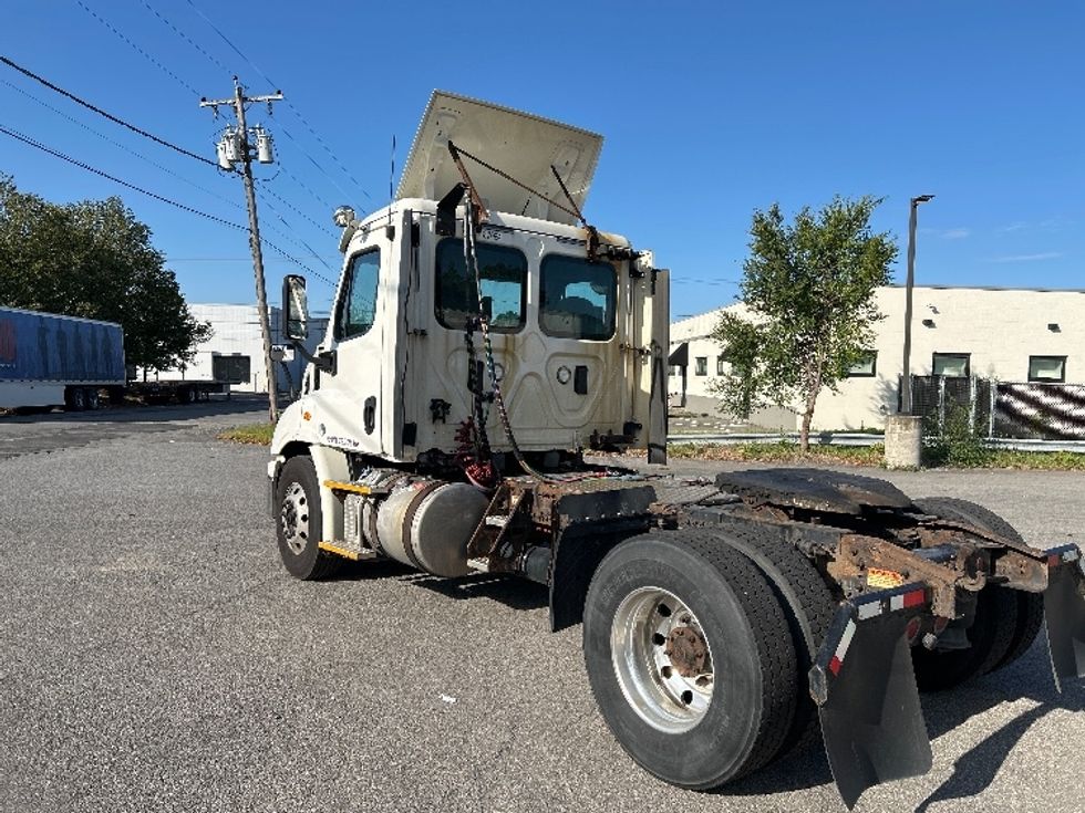 Day Cab Tractor-Heavy Duty Tractors-Freightliner-2017-Cascadia 11342ST-Albany-NY-378,824\n\t\tmiles-$ 26,750 - Image 5