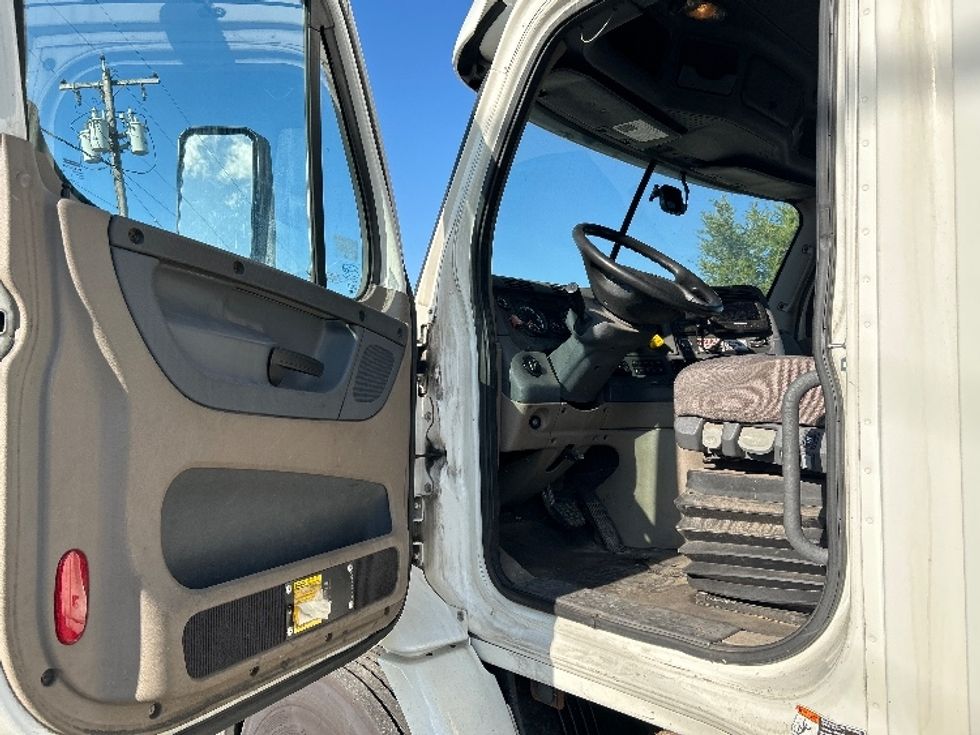 Day Cab Tractor-Heavy Duty Tractors-Freightliner-2017-Cascadia 11342ST-Albany-NY-378,824\n\t\tmiles-$ 26,750 - Image 9