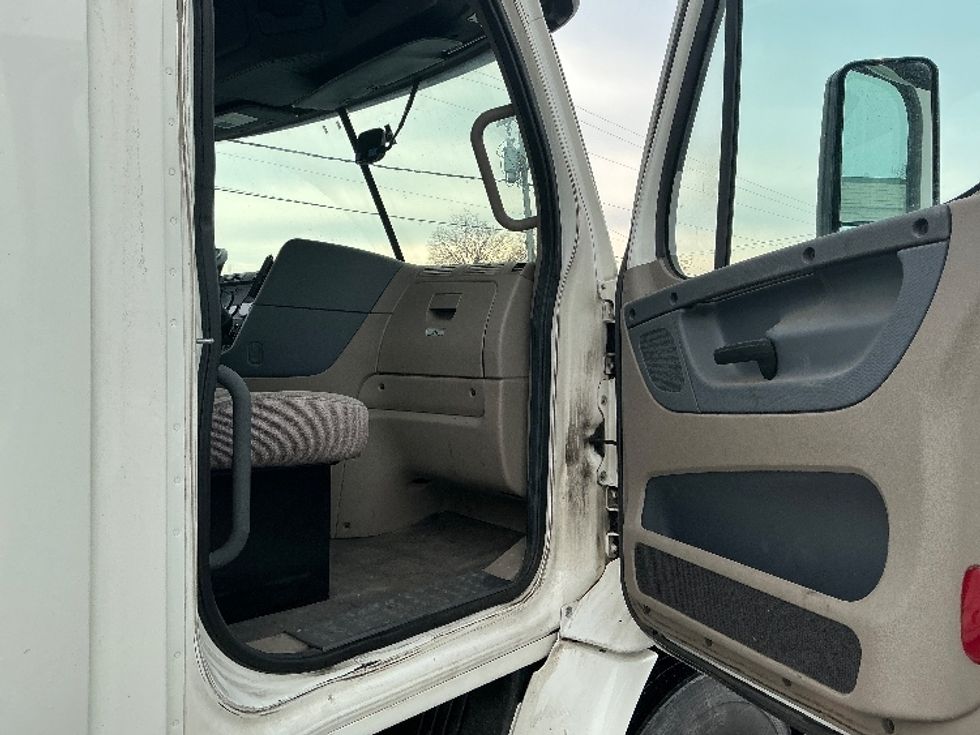 Day Cab Tractor-Heavy Duty Tractors-Freightliner-2017-Cascadia 11342ST-Albany-NY-420,213\n\t\tmiles-$ 21,750 - Image 12