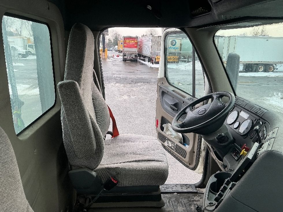 Day Cab Tractor-Heavy Duty Tractors-Freightliner-2017-Cascadia 11342ST-Albany-NY-420,213\n\t\tmiles-$ 21,750 - Image 14
