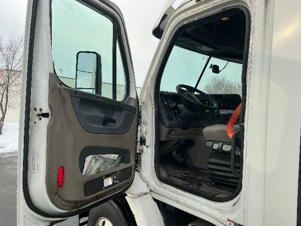 Day Cab Tractor-Heavy Duty Tractors-Freightliner-2017-Cascadia 11342ST-Albany-NY-420,213\n\t\tmiles-$ 21,750 - Image 9
