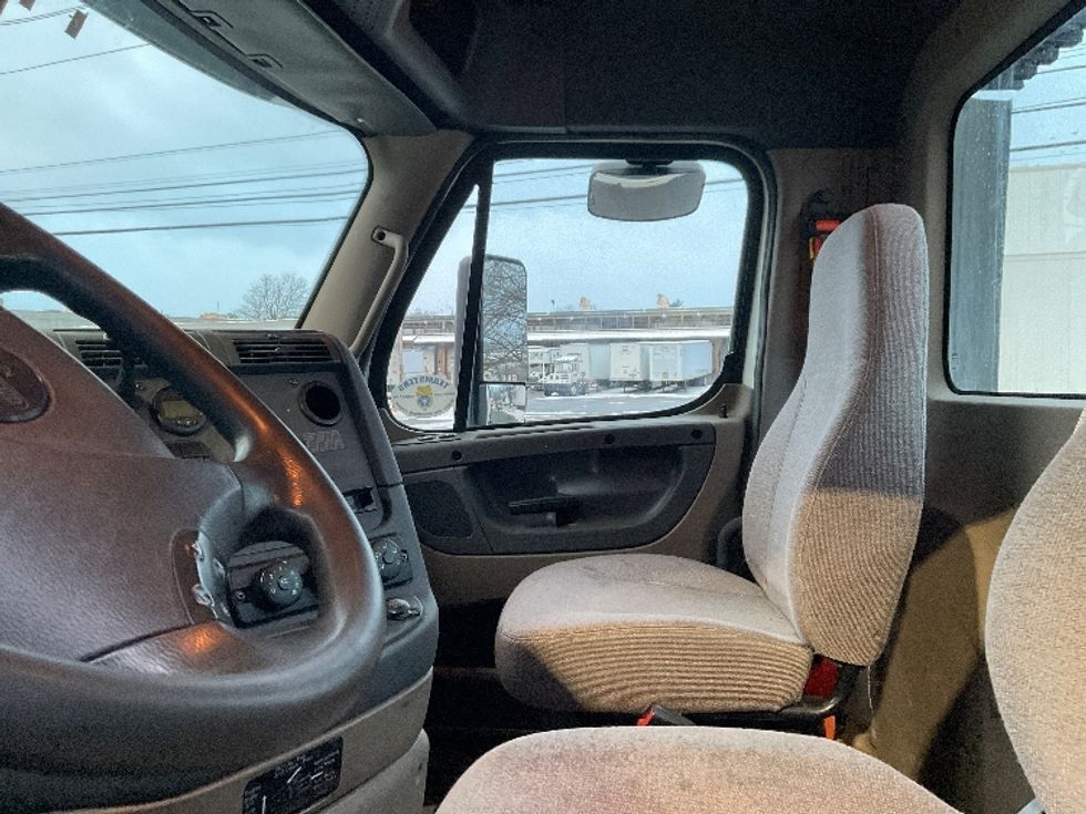 Day Cab Tractor-Heavy Duty Tractors-Freightliner-2017-Cascadia 11342ST-Albany-NY-422,044\n\t\tmiles-$ 22,500 - Image 10