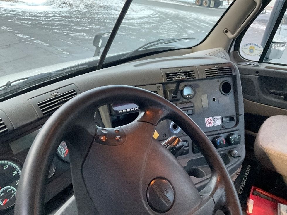 Day Cab Tractor-Heavy Duty Tractors-Freightliner-2017-Cascadia 11342ST-Albany-NY-422,044\n\t\tmiles-$ 22,500 - Image 11