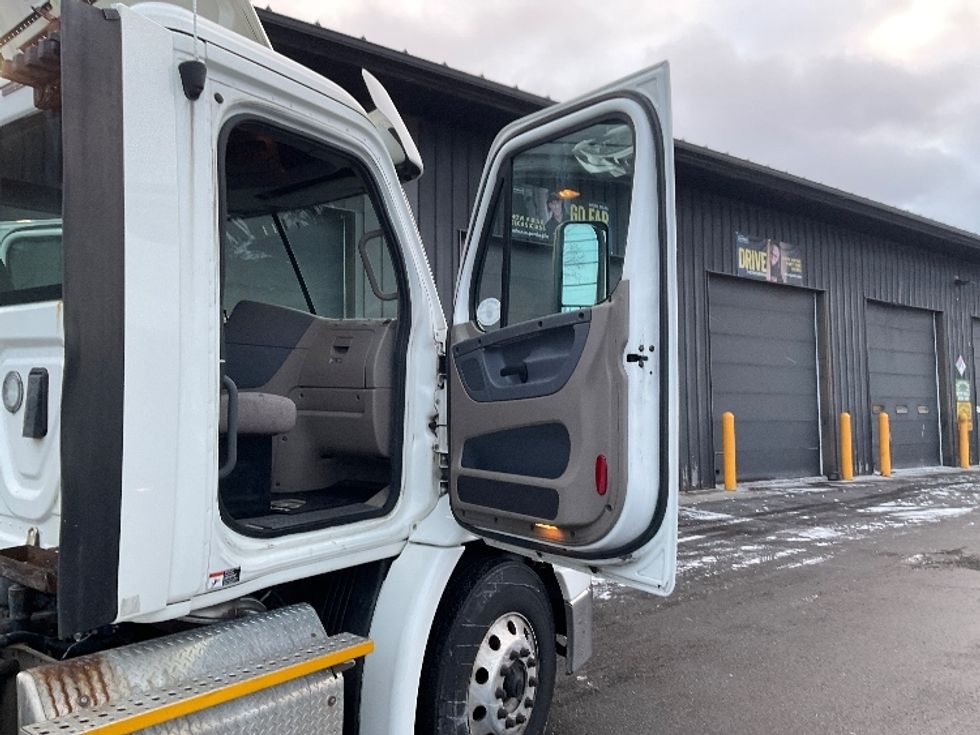 Day Cab Tractor-Heavy Duty Tractors-Freightliner-2017-Cascadia 11342ST-Albany-NY-422,044\n\t\tmiles-$ 22,500 - Image 12