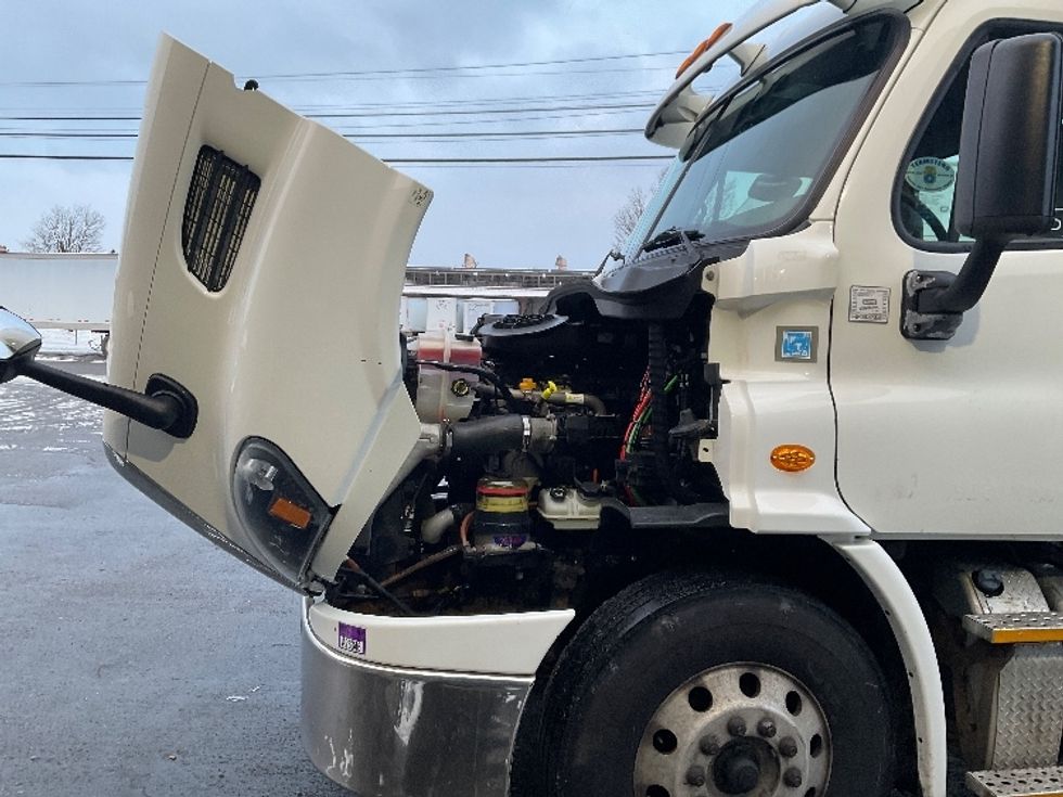 Day Cab Tractor-Heavy Duty Tractors-Freightliner-2017-Cascadia 11342ST-Albany-NY-422,044\n\t\tmiles-$ 22,500 - Image 16