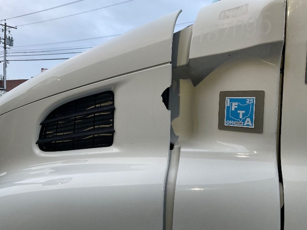 Day Cab Tractor-Heavy Duty Tractors-Freightliner-2017-Cascadia 11342ST-Albany-NY-422,044\n\t\tmiles-$ 22,500 - Image 17