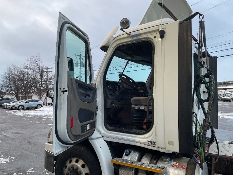 Day Cab Tractor-Heavy Duty Tractors-Freightliner-2017-Cascadia 11342ST-Albany-NY-422,044\n\t\tmiles-$ 22,500 - Image 9