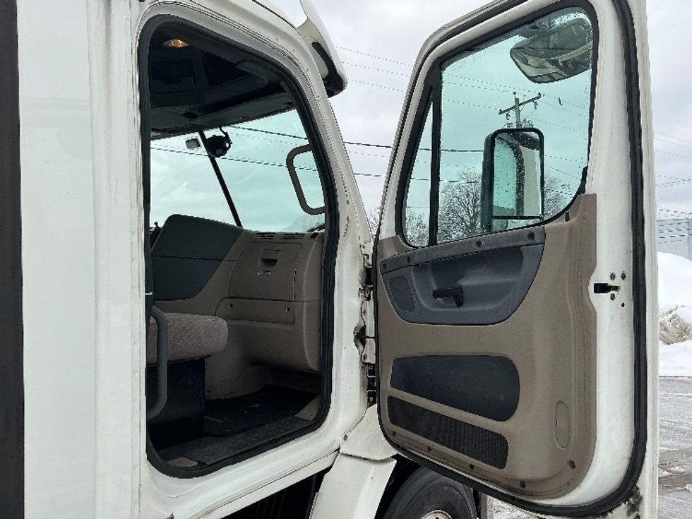 Day Cab Tractor-Heavy Duty Tractors-Freightliner-2017-Cascadia 11342ST-Albany-NY-433,017\n\t\tmiles-$ 21,250 - Image 12