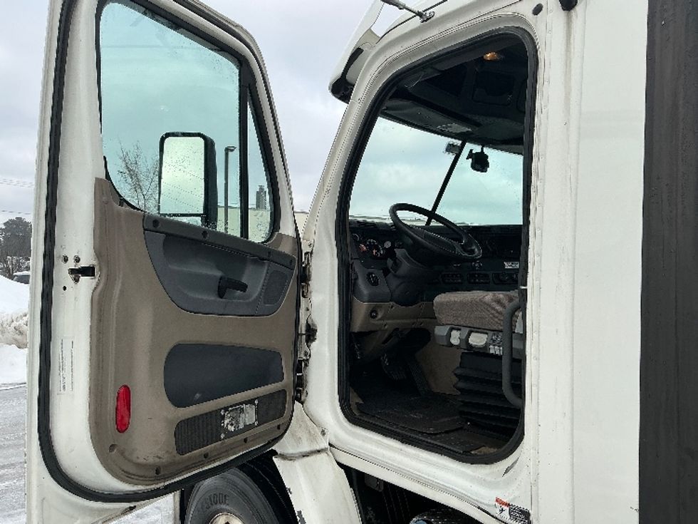 Day Cab Tractor-Heavy Duty Tractors-Freightliner-2017-Cascadia 11342ST-Albany-NY-433,017\n\t\tmiles-$ 21,250 - Image 9