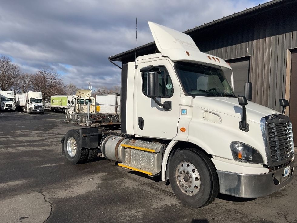 Day Cab Tractor-Heavy Duty Tractors-Freightliner-2017-Cascadia 11342ST-Albany-NY-497,956\n\t\tmiles-$ 20,750 - Image 1