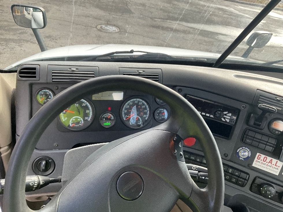 Day Cab Tractor-Heavy Duty Tractors-Freightliner-2017-Cascadia 11342ST-Albany-NY-497,956\n\t\tmiles-$ 20,750 - Image 11