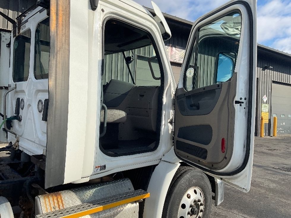 Day Cab Tractor-Heavy Duty Tractors-Freightliner-2017-Cascadia 11342ST-Albany-NY-497,956\n\t\tmiles-$ 20,750 - Image 12