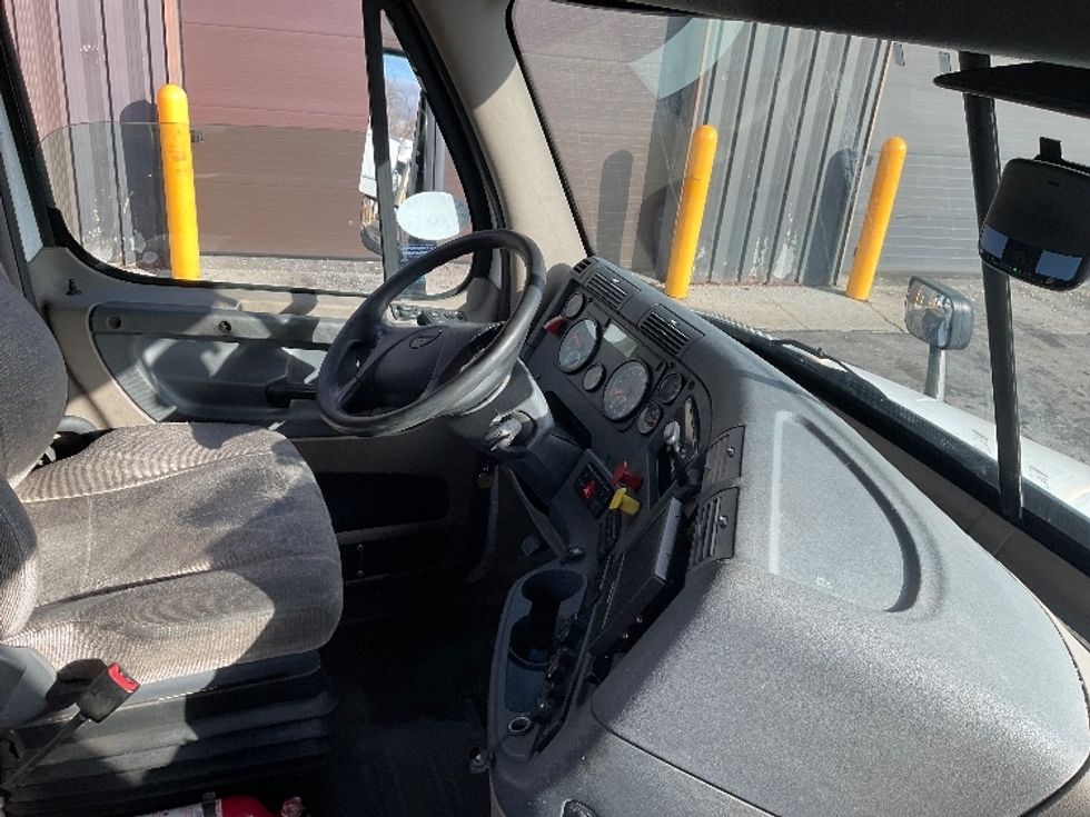 Day Cab Tractor-Heavy Duty Tractors-Freightliner-2017-Cascadia 11342ST-Albany-NY-497,956\n\t\tmiles-$ 20,750 - Image 14