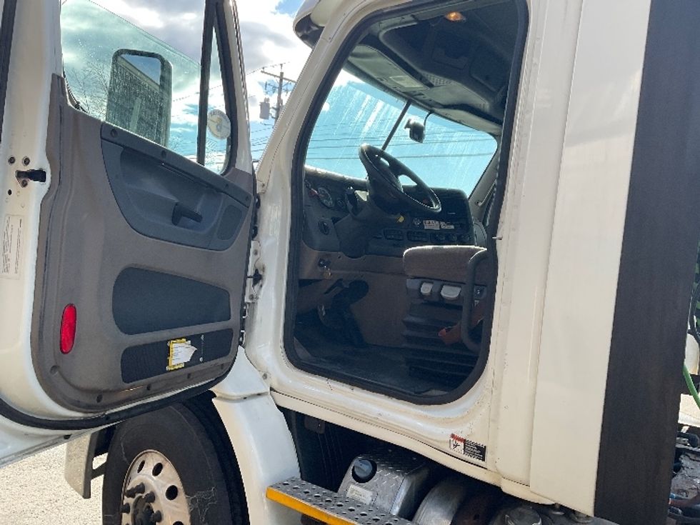 Day Cab Tractor-Heavy Duty Tractors-Freightliner-2017-Cascadia 11342ST-Albany-NY-497,956\n\t\tmiles-$ 20,750 - Image 9