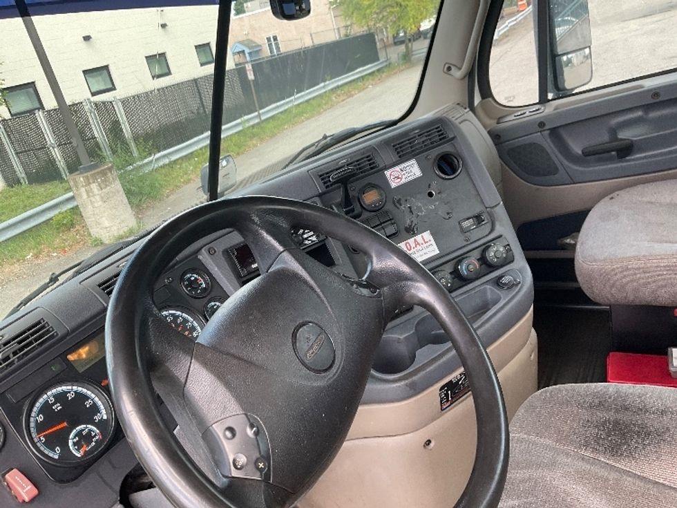 2017 Freightliner Cascadia 113" sleeper cab photo 10
