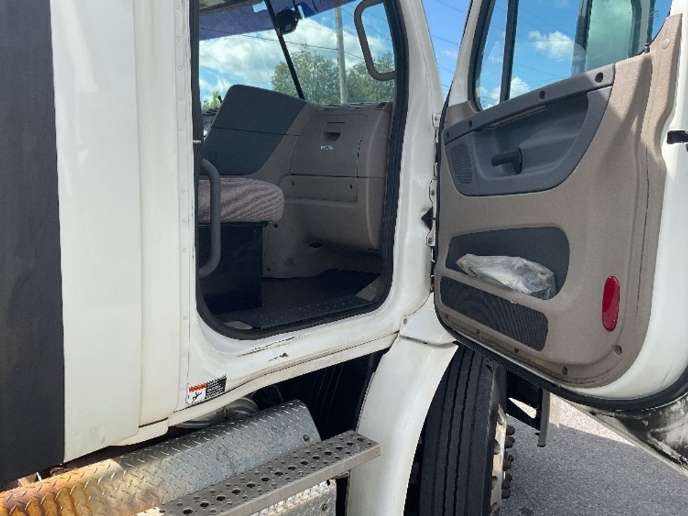 2017 Freightliner Cascadia 113" sleeper cab photo 12