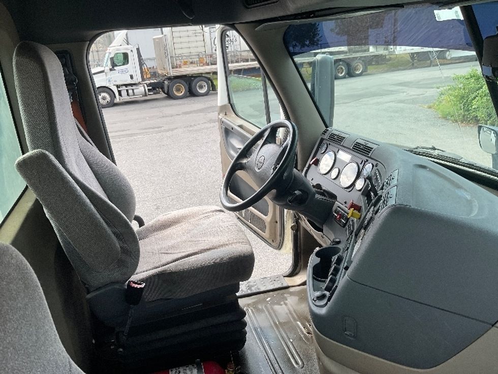 2017 Freightliner Cascadia 113" sleeper cab photo 14
