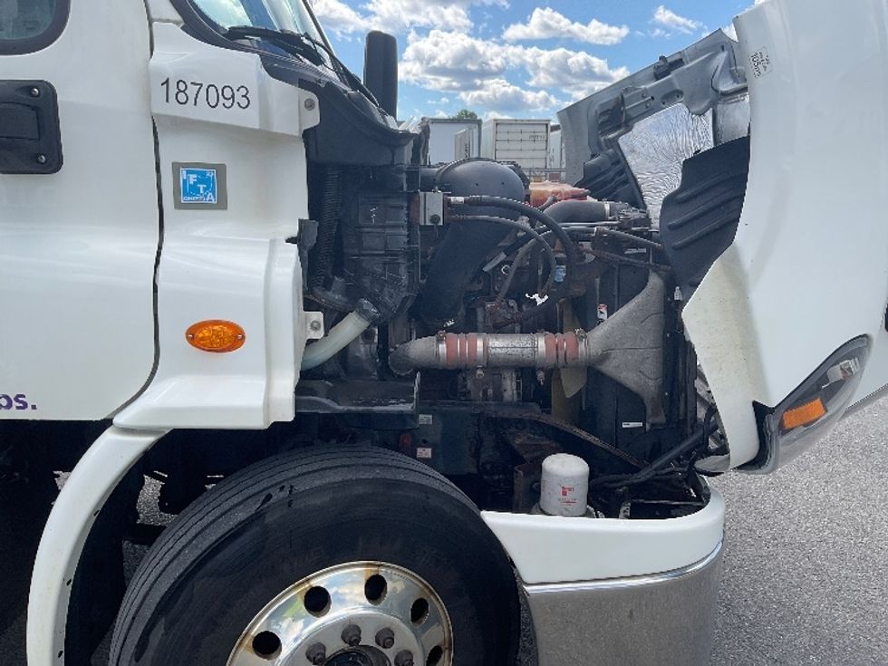 2017 Freightliner Cascadia 113" sleeper cab photo 15
