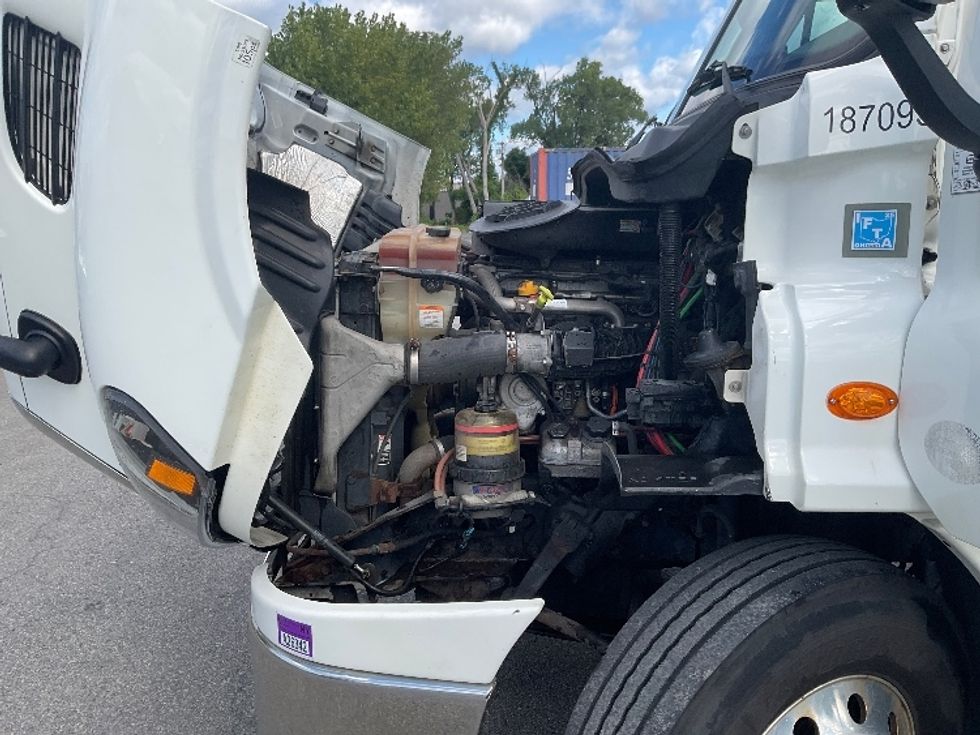 2017 Freightliner Cascadia 113" sleeper cab photo 16