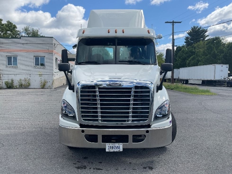 2017 Freightliner Cascadia 113" sleeper cab photo 2
