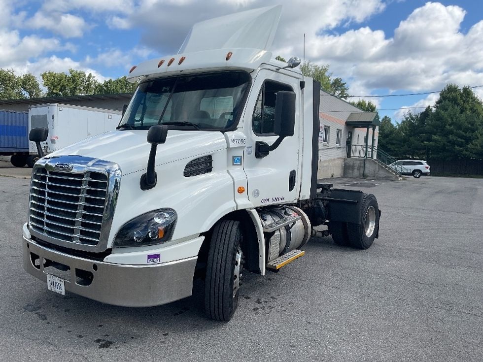 2017 Freightliner Cascadia 113" sleeper cab photo 3