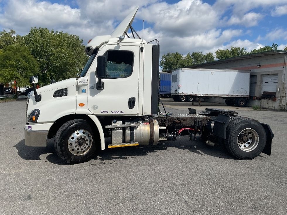 2017 Freightliner Cascadia 113" sleeper cab photo 4