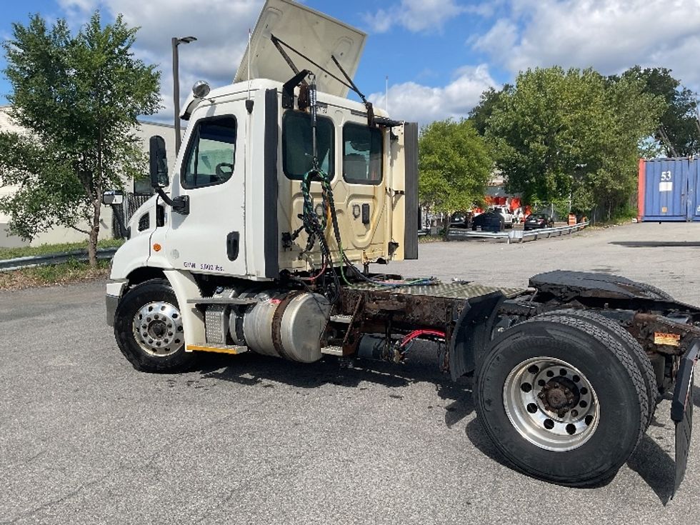 2017 Freightliner Cascadia 113" sleeper cab photo 5
