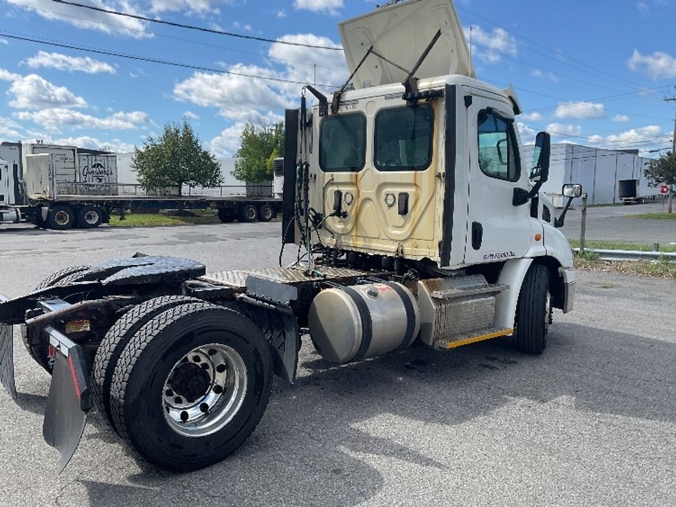 2017 Freightliner Cascadia 113" sleeper cab photo 7