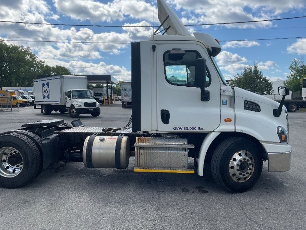 2017 Freightliner Cascadia 113" sleeper cab photo 8