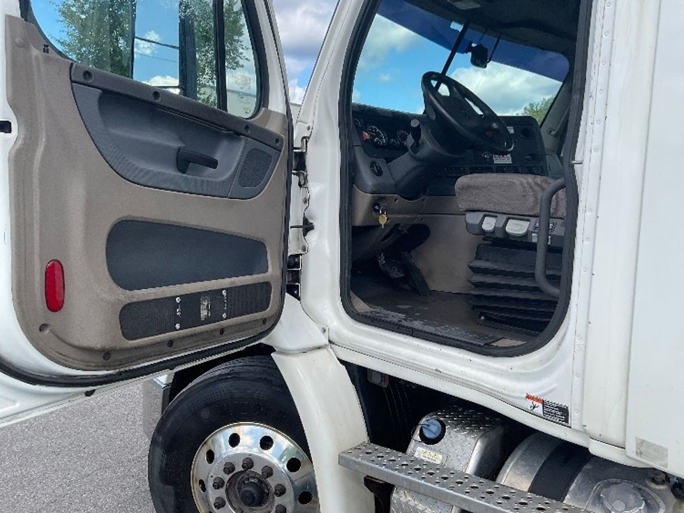 2017 Freightliner Cascadia 113" sleeper cab photo 9