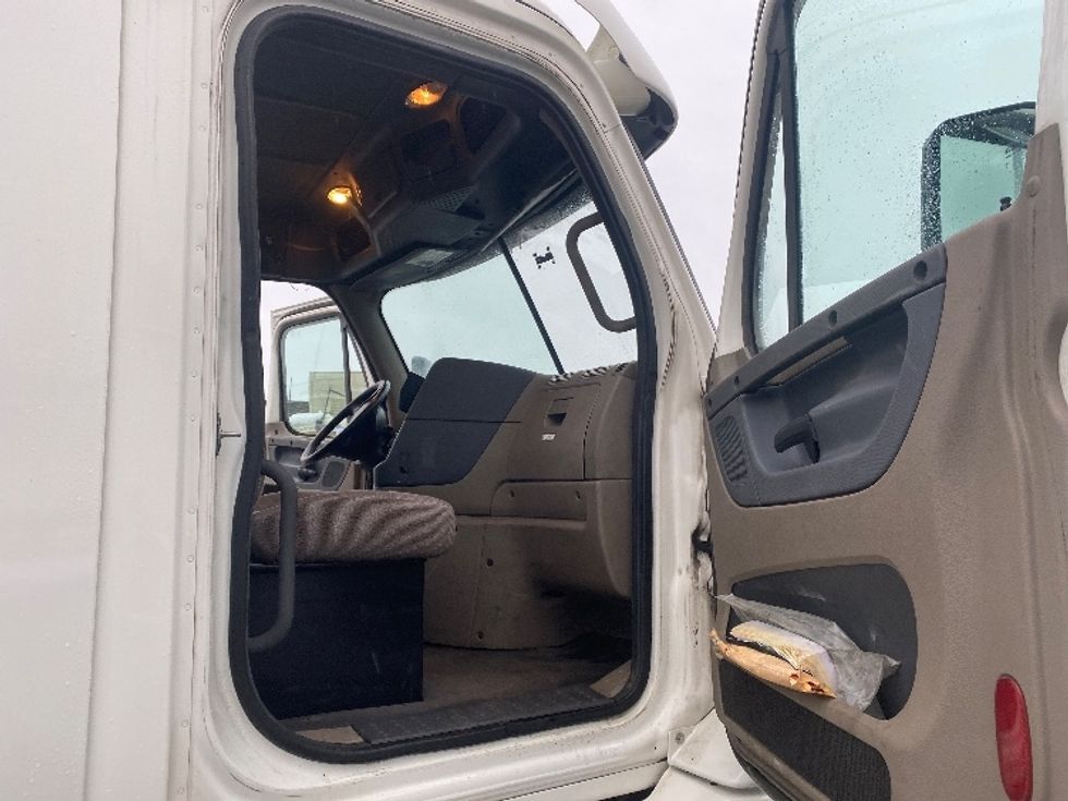 Day Cab Tractor-Heavy Duty Tractors-Freightliner-2017-Cascadia 11342ST-Albany-NY-539,416\n\t\tmiles-$ 20,000 - Image 12