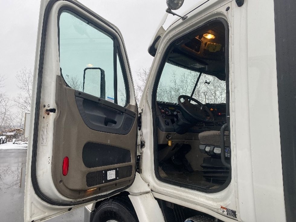 Day Cab Tractor-Heavy Duty Tractors-Freightliner-2017-Cascadia 11342ST-Albany-NY-539,416\n\t\tmiles-$ 20,000 - Image 9