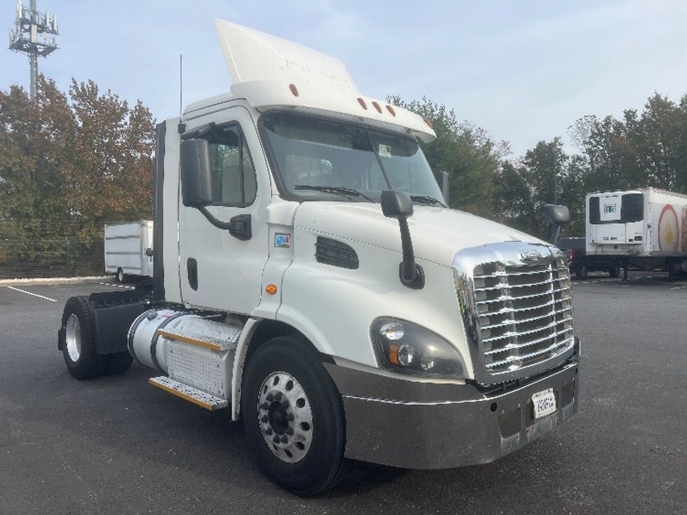 Day Cab Tractor-Heavy Duty Tractors-Freightliner-2017-Cascadia 11342ST-Belcamp-MD-392,742\n\t\tmiles-$ 25,000 - Image 1