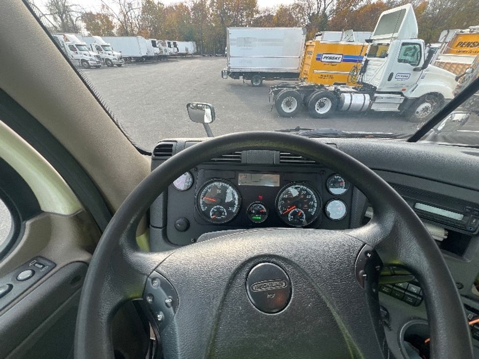 Day Cab Tractor-Heavy Duty Tractors-Freightliner-2017-Cascadia 11342ST-Belcamp-MD-392,742\n\t\tmiles-$ 25,000 - Image 11