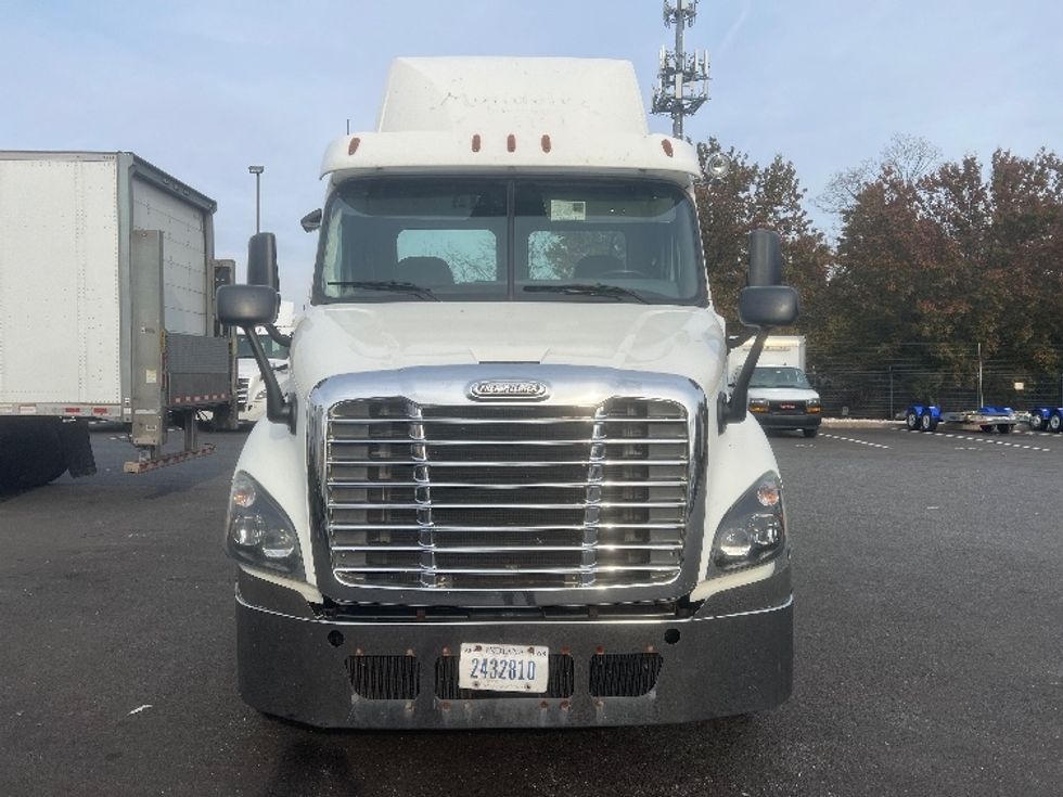 Day Cab Tractor-Heavy Duty Tractors-Freightliner-2017-Cascadia 11342ST-Belcamp-MD-392,742\n\t\tmiles-$ 25,000 - Image 2