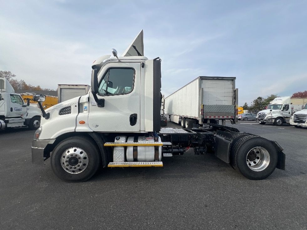 Day Cab Tractor-Heavy Duty Tractors-Freightliner-2017-Cascadia 11342ST-Belcamp-MD-392,742\n\t\tmiles-$ 25,000 - Image 4