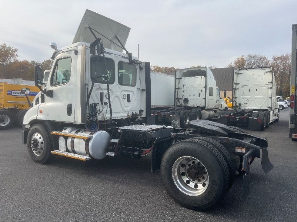 Day Cab Tractor-Heavy Duty Tractors-Freightliner-2017-Cascadia 11342ST-Belcamp-MD-392,742\n\t\tmiles-$ 25,000 - Image 5
