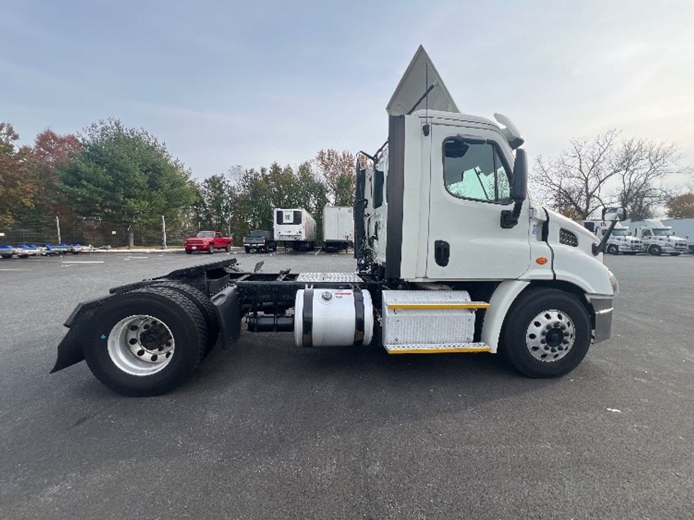 Day Cab Tractor-Heavy Duty Tractors-Freightliner-2017-Cascadia 11342ST-Belcamp-MD-392,742\n\t\tmiles-$ 25,000 - Image 8