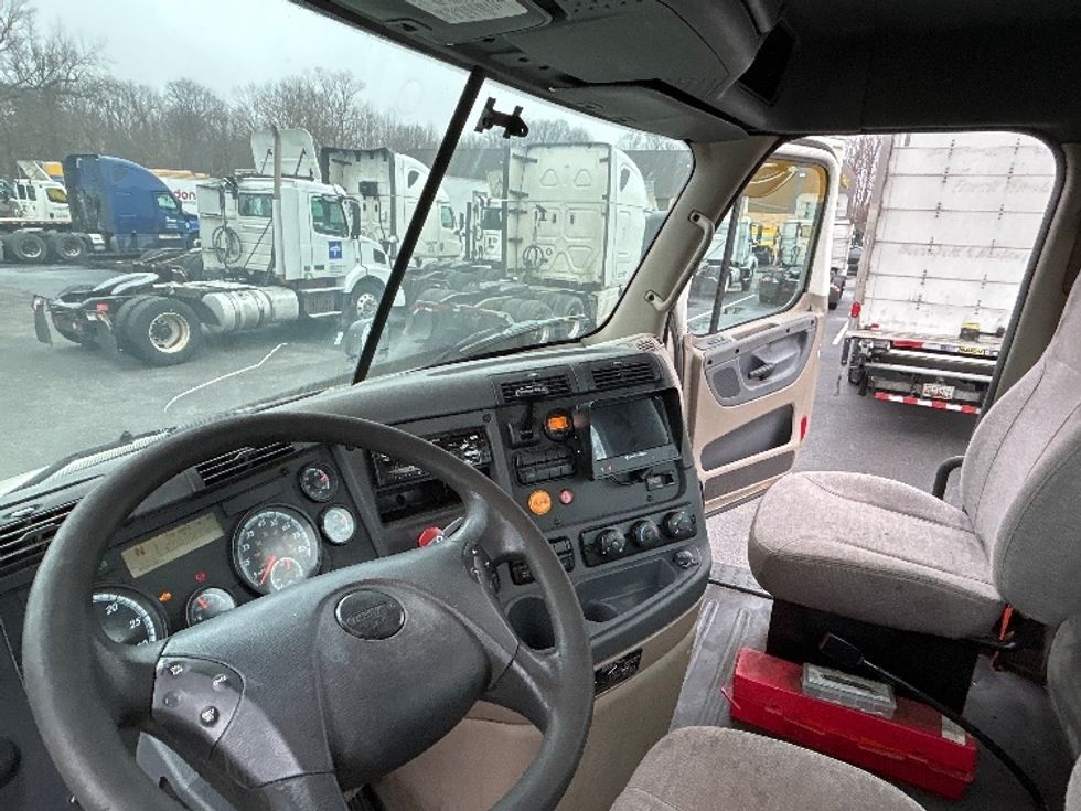 Day Cab Tractor-Heavy Duty Tractors-Freightliner-2017-Cascadia 11342ST-Belcamp-MD-409,598\n\t\tmiles-$ 22,000 - Image 10