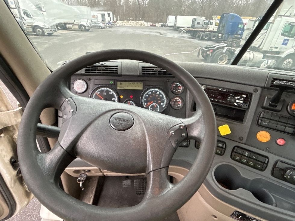 Day Cab Tractor-Heavy Duty Tractors-Freightliner-2017-Cascadia 11342ST-Belcamp-MD-409,598\n\t\tmiles-$ 22,000 - Image 11