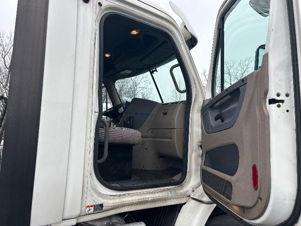 Day Cab Tractor-Heavy Duty Tractors-Freightliner-2017-Cascadia 11342ST-Belcamp-MD-409,598\n\t\tmiles-$ 22,000 - Image 12