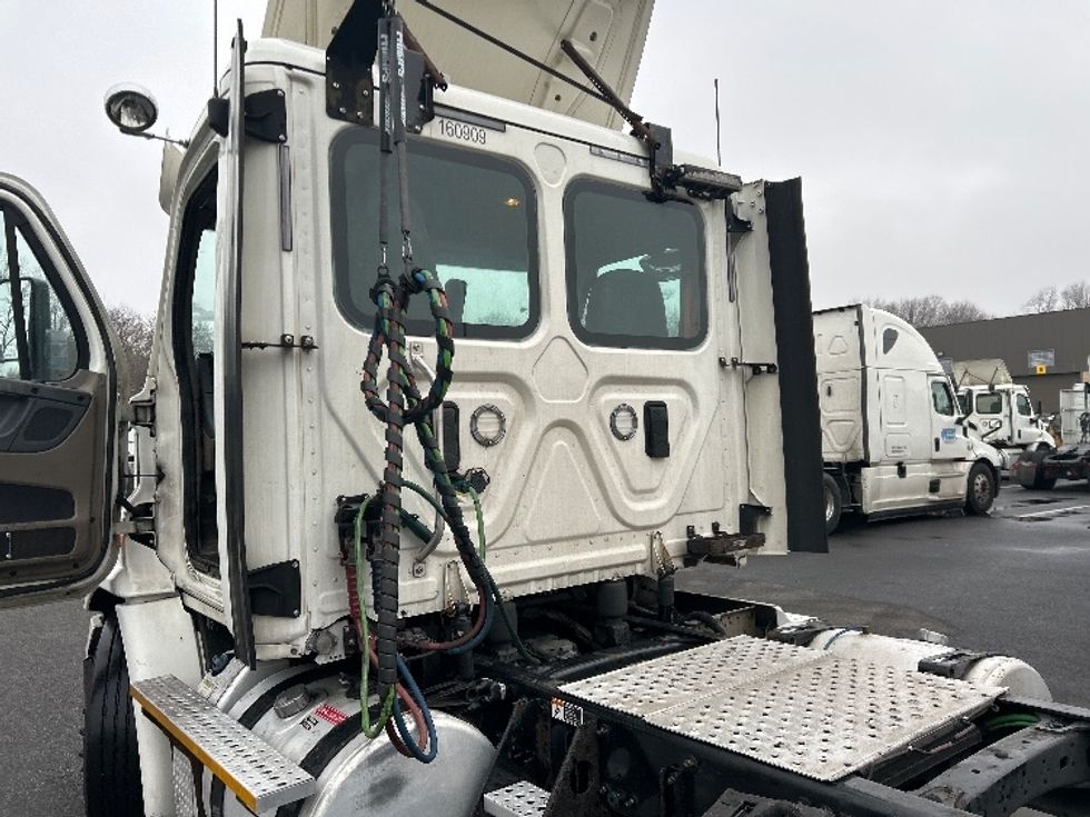 Day Cab Tractor-Heavy Duty Tractors-Freightliner-2017-Cascadia 11342ST-Belcamp-MD-409,598\n\t\tmiles-$ 22,000 - Image 17
